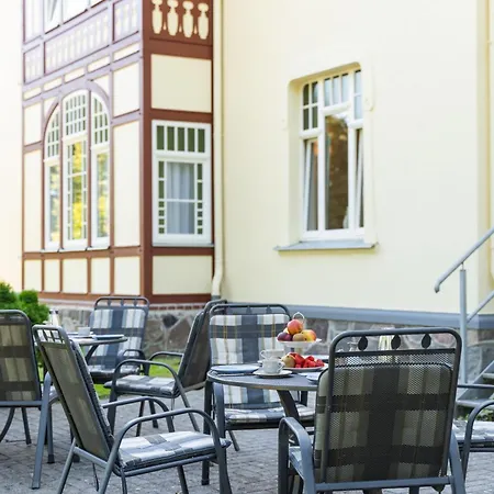 Am Haus 1 4 *